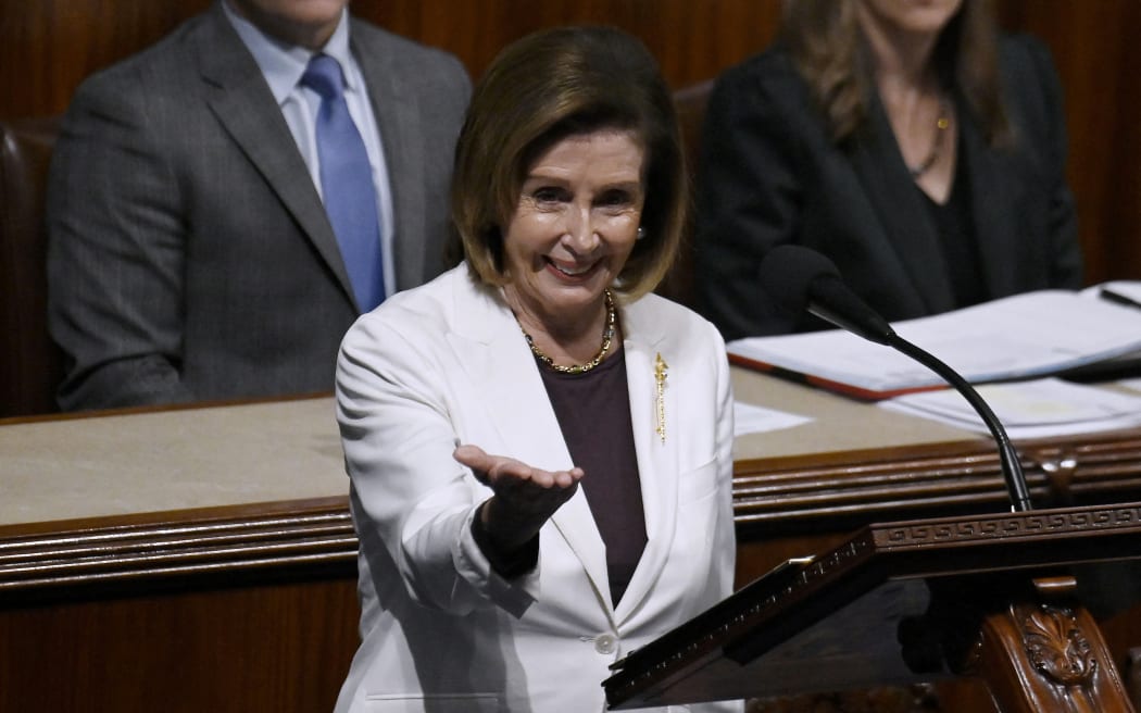 2022 年 11 月 17 日，即将卸任的美国众议院议长、加利福尼亚州民主党人南希·佩洛西 (Nancy Pelosi) 在华盛顿特区美国国会大厦的众议院发表讲话。