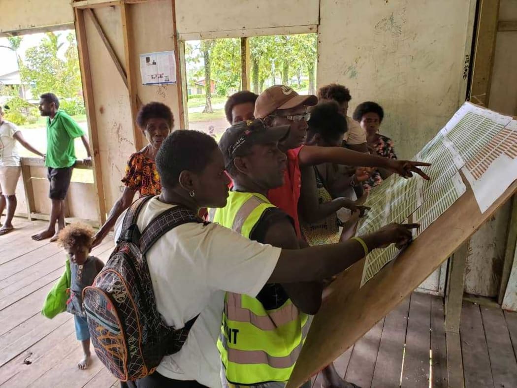 Bougainvilleans check the voter roll ahead of their region's independence referendum