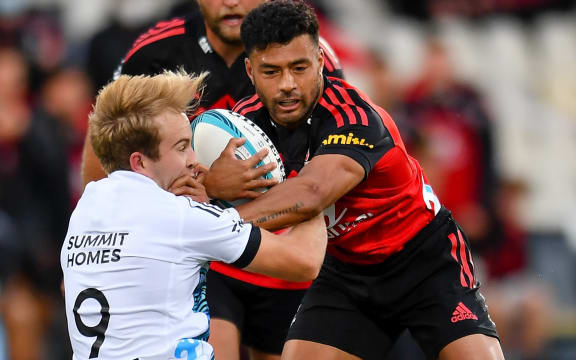Richie Mo'unga juega en Super Rugby Pacific en Christchurch vs. Chiefs, marzo de 2022