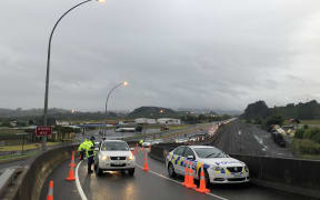 A Covid-19 police checkpoint at the Auckland border at Mercer.