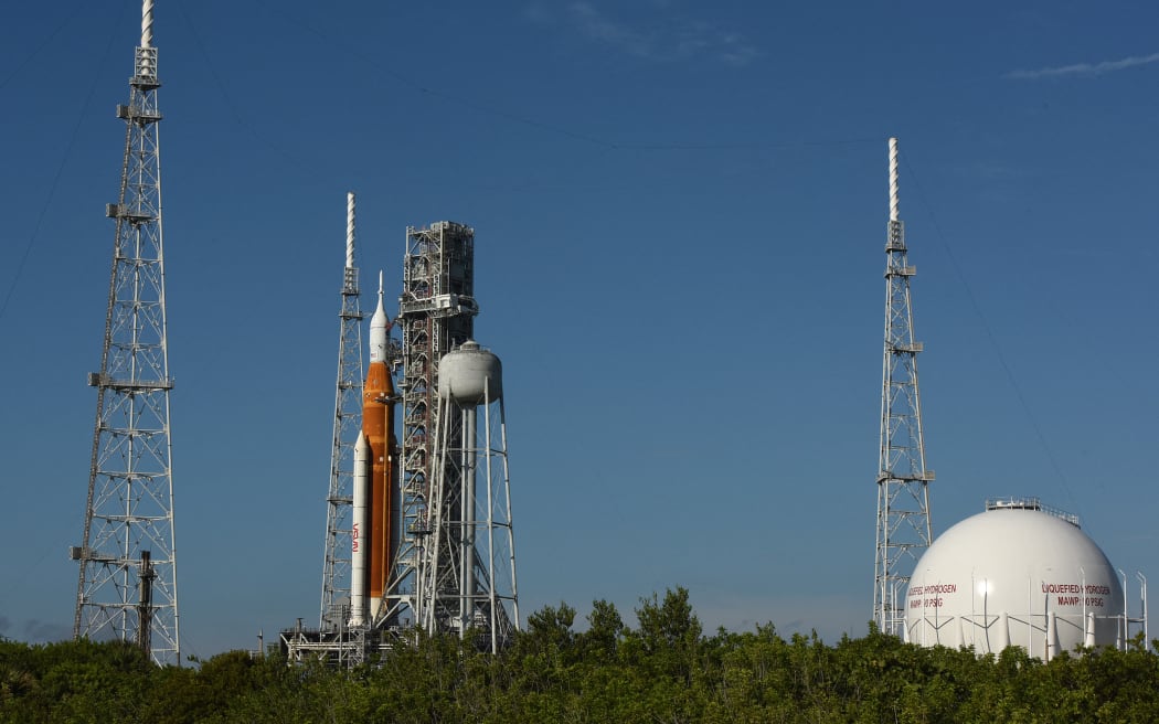 El cohete Artemis 1 de la NASA está listo para su lanzamiento en la plataforma 39-B en el Centro Espacial Kennedy el 27 de agosto de 2022 en Cabo Cañaveral, Florida.  El cohete se está preparando para un vuelo no tripulado alrededor de la luna el 29 de agosto.