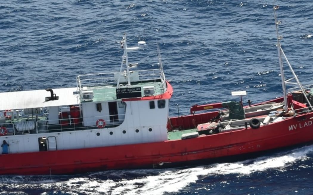 เรือค้นหาและกู้ภัยของคิริบาส MV Lady Guadalupe ถูกส่งไปเพื่อนำชายทั้งสองไปยังที่ปลอดภัย