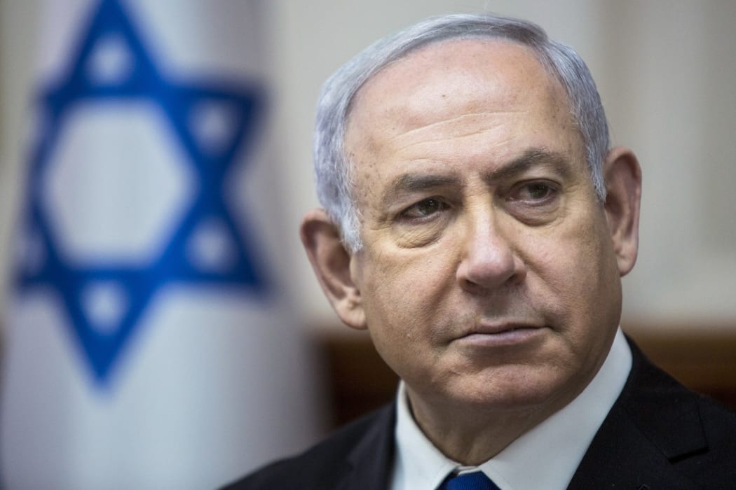 Israeli Prime Minister Benjamin Netanyahu attends the weekly cabinet meeting in his office in Jerusalem on April 29, 2018. / AFP PHOTO / POOL / Sebastian Scheiner