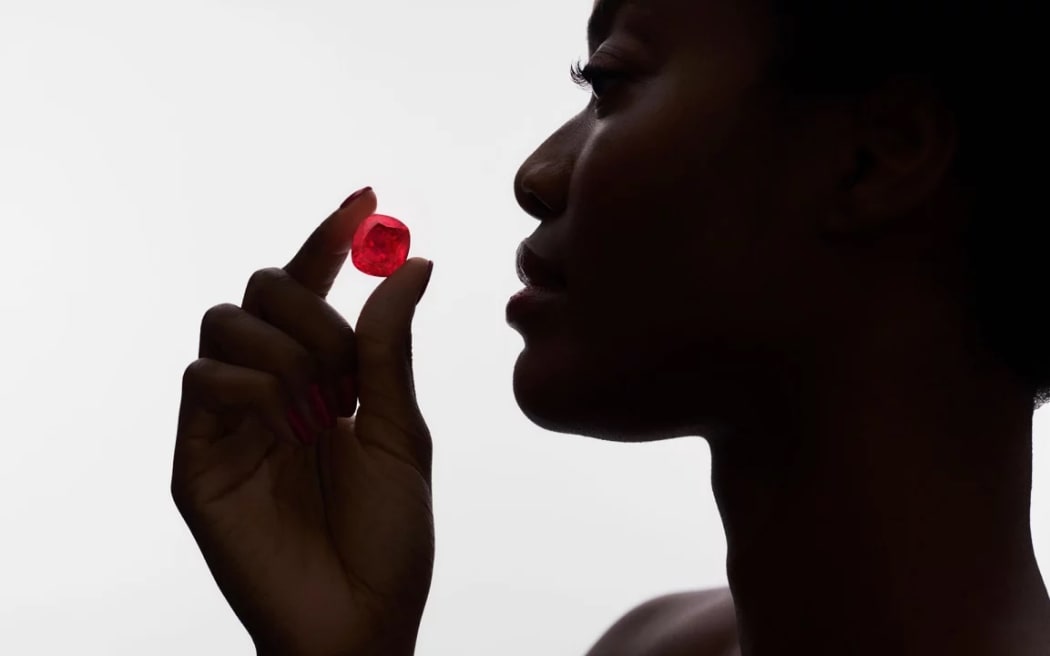 The Estrela de Fura", meaning "Star of Fura", was cut from a 101-carat rough stone and is the world's largest ruby.