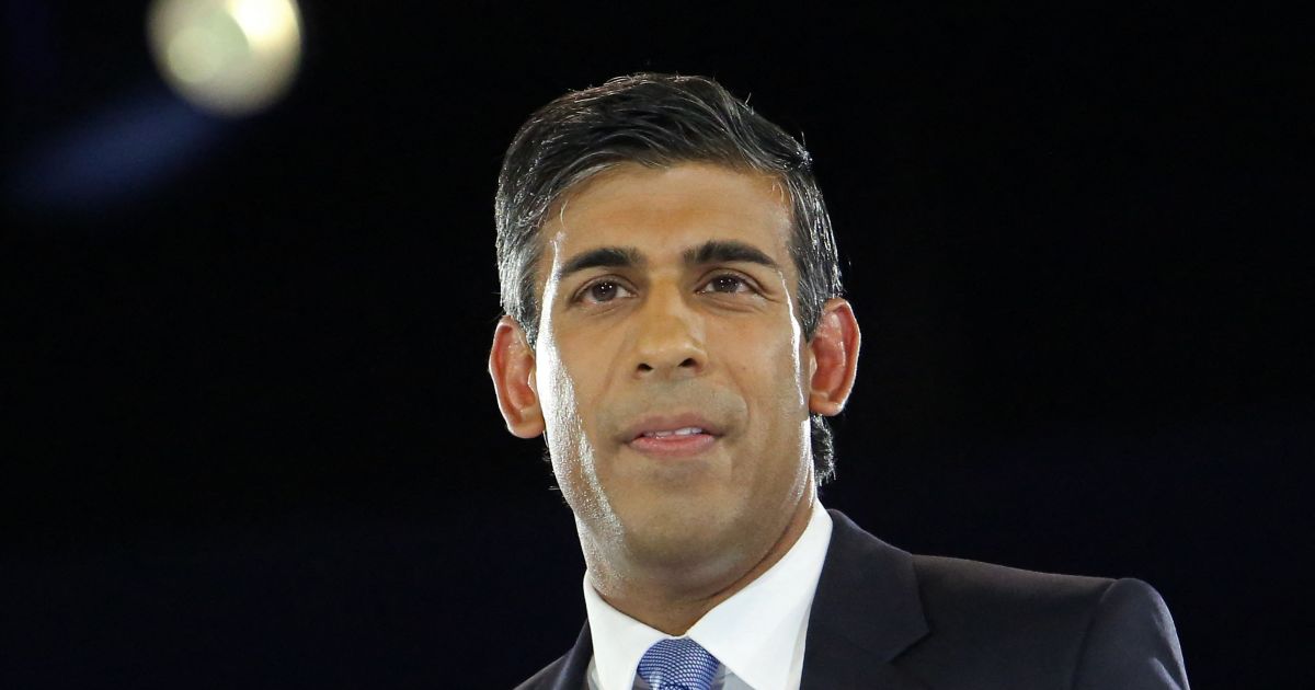 Rishi Sunak lidera la carrera del primer ministro del Reino Unido mientras Boris Johnson vuela de regreso a Londres