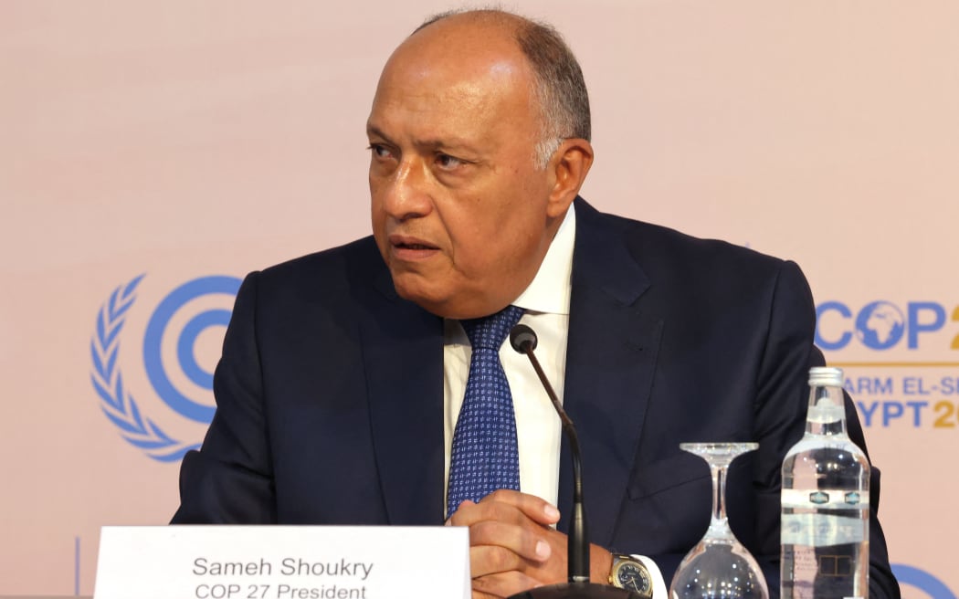 El presidente de la COP27, Sameh Shoukry, habló durante una conferencia de prensa después de la ceremonia de apertura de la Conferencia de las Naciones Unidas sobre el Cambio Climático de 2022, comúnmente conocida como COP27, en el Centro Internacional de Conferencias de Sharm El Sheikh en el centro turístico del Mar Rojo de Egipto del mismo nombre.  - La cumbre climática COP27 de la ONU se inauguró en Egipto con advertencias en contra de dar marcha atrás en los esfuerzos para reducir las emisiones y llama a las naciones ricas a compensar a las naciones más pobres después de un año de desastres climáticos extremos.  (Foto de José EID / AFP)