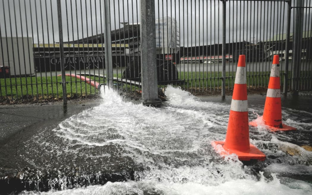 暴雨淹没奥克兰伊甸公园后，水被抽出。