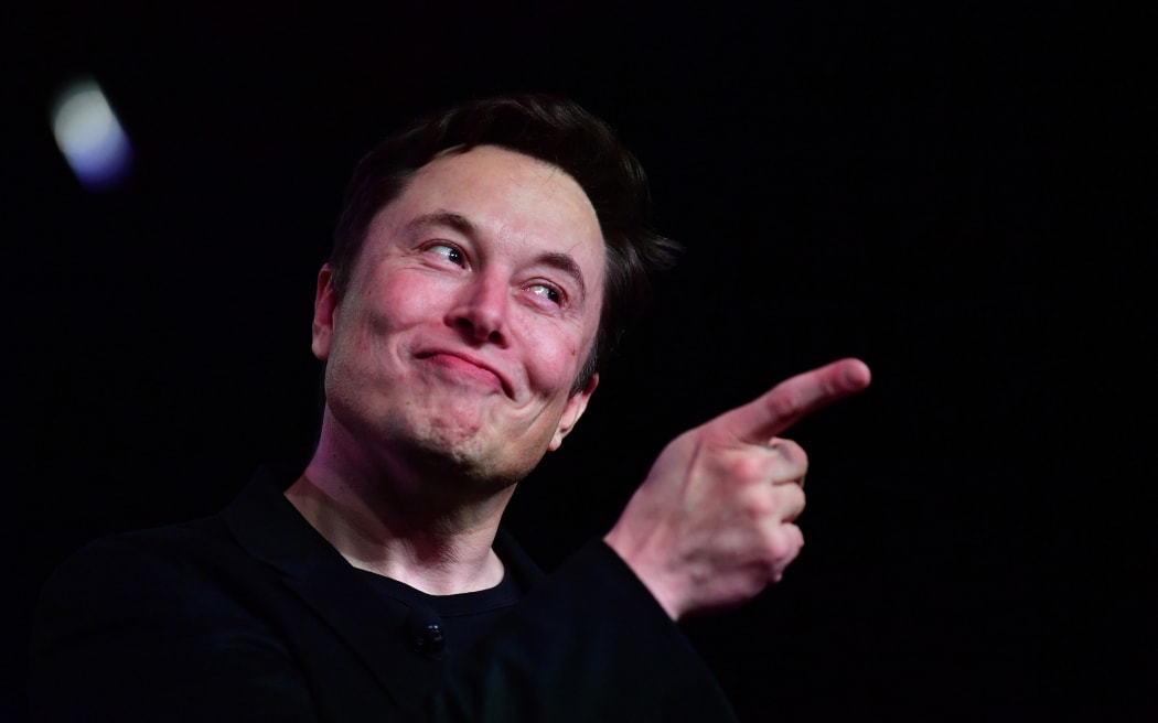 (Pliki) Na tym zdjęciu z 14 marca 2019 r. dyrektor generalny Tesli, Elon Musk, rozmawia podczas odsłonięcia nowej Tesli Model Y w Hawthorne w Kalifornii.  Pod koniec 27 października 2022 r. amerykańskie media doniosły, że Elon Musk przejął kontrolę nad Twitterem i zwolnił jego najwyższych menedżerów, w ramach umowy, która oddaje jedną z najlepszych globalnych platform mowy w ręce najbogatszego człowieka na świecie.  The Washington Post i CNBC, powołując się na nieznane źródła, podały, że Musk zwolnił dyrektora generalnego Paraga Agrawala, a także dyrektora finansowego firmy i szefa polityki prawnej, zaufania i bezpieczeństwa.  (Fot. Frederick J. Brown/AFP)