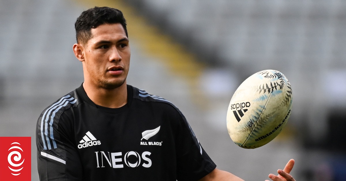 Rugby: Richie Mo'unga or Dan Carter? Former All Blacks and Black