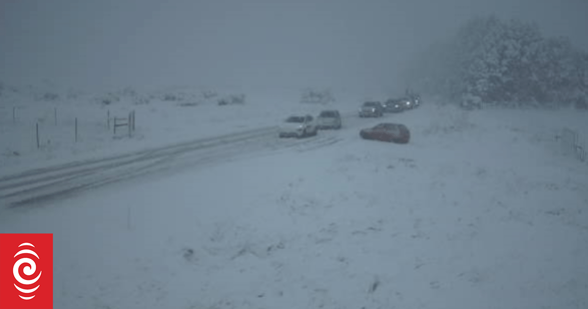 Snow begins settling in Southland with 10 centimetres falling on State Highway 94 - Vimarsana News