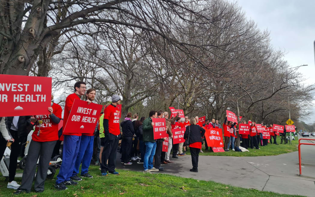 Médecins et dentistes de l'hôpital de Christchurch sur la ligne de piquetage