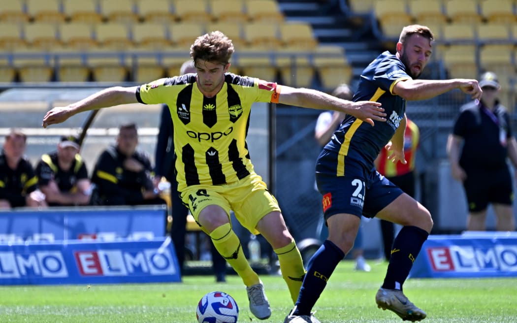 Alex Rufer of the Phoenix and Michael Ruhs of the Mariners compete for the ball during the A-League - Wellington Phoenix v Central Coast Mariners FC at Sky Stadium, Wellington, New Zealand, Sunday 22 January 2023. © Copyright image by Masanori Udagawa / www.photosport.nz