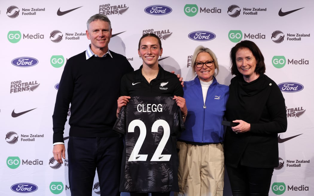 Millie Clegg podczas ogłoszenia FIFA WWC New Zealand Football Ferns z rodziną i byłymi Football Ferns.