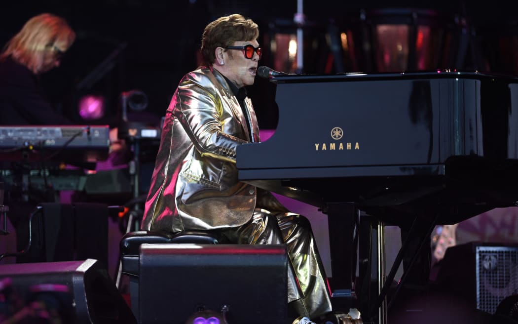 Legendarny brytyjski piosenkarz Elton John wystąpił na Pyramid Stage piątego dnia festiwalu Glastonbury w Pilton Village w Somerset w południowo-zachodniej Anglii, 25 czerwca 2023 r. Elton John zakończył legendarny brytyjski festiwal Glastonbury w niedzielę, co zostało opisane jako jego ostatni występ w UK.  76-letni gwiazdor muzyki pop kończy swoją znakomitą karierę pożegnalną światową trasą koncertową, grając swoje ostatnie koncerty w USA w maju przed ostatnim koncertem w Sztokholmie 8 lipca (SCARFF PRIME PHOTOGRAPH/AFP)