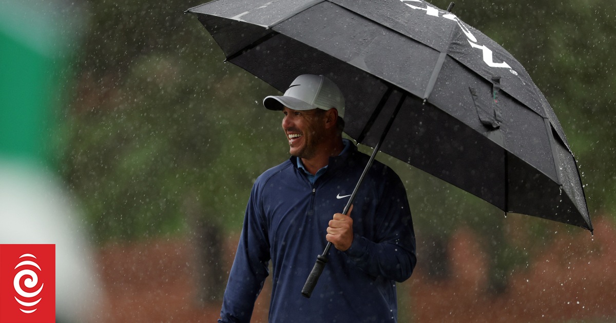 Ryan Fox maintains his third round form as Masters play suspended due