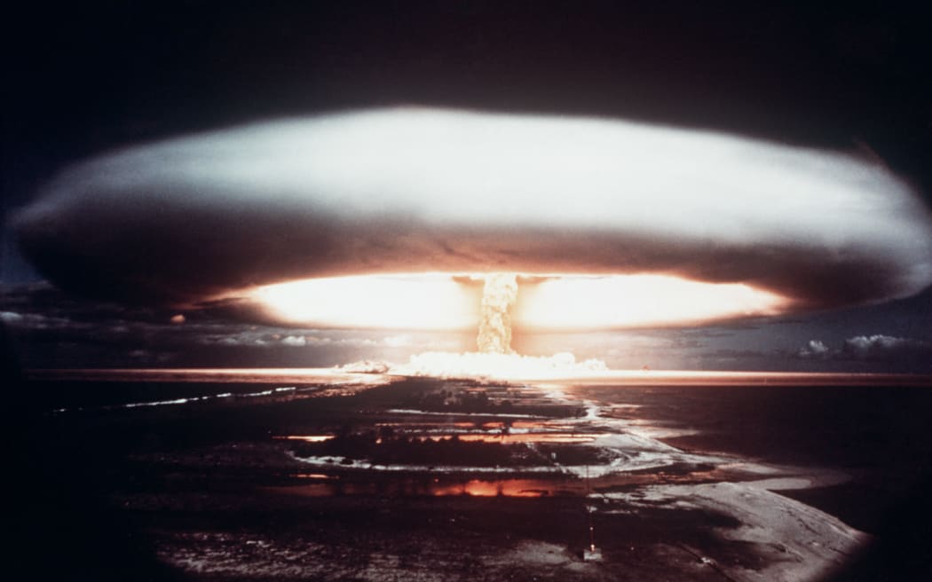 Photo prise en 1971, montrant une explosion nucléaire dans l'atoll de Mururoa.