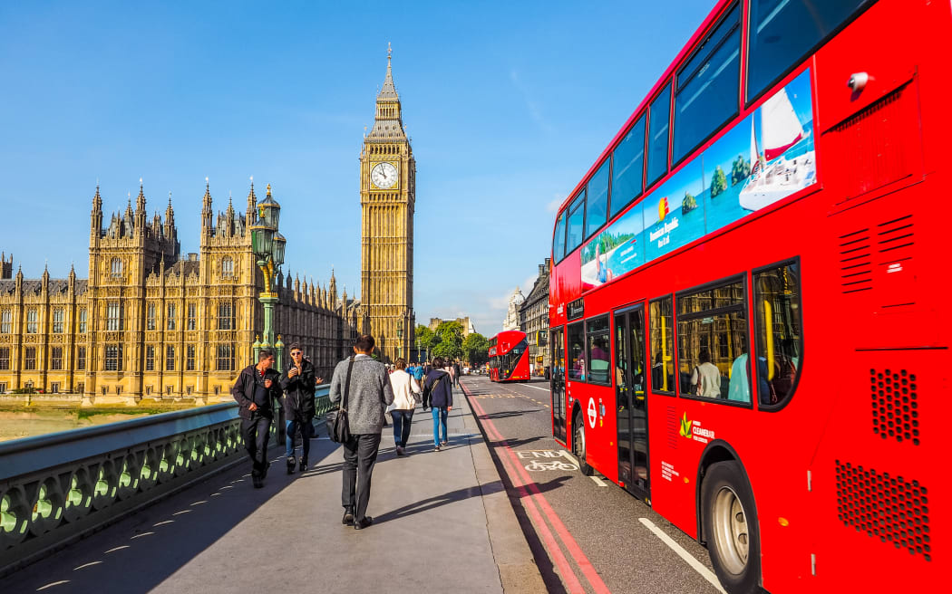 Londres, Royaume-Uni - 28 septembre 2015 : Touristes sur le pont de Westminster dans les chambres du Parlement, également connu sous le nom de Palais de Westminster (HDR).  général londres