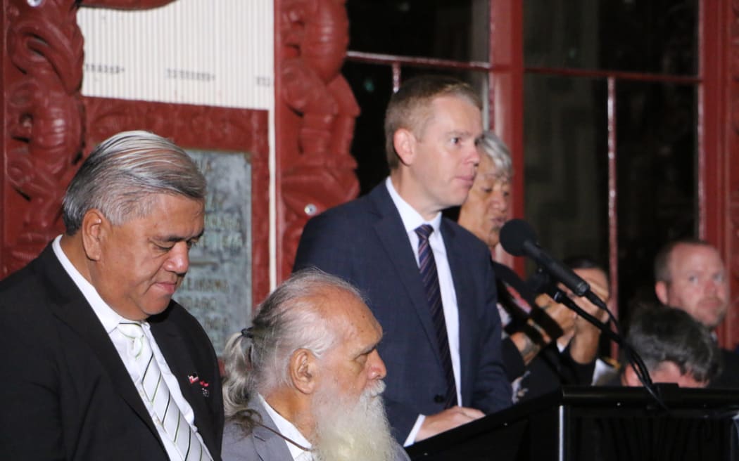 总理克里斯·希普金斯 (Chris Hipkins) 在怀唐伊黎明仪式上发表讲话。