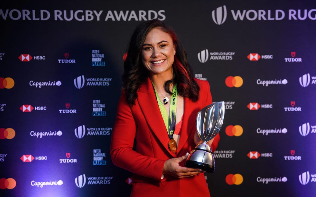 Ruby Tui, New Zealand rugby player poses with her trophy after winning the Women's breakthrough player of the year award during the 2022 World Rugby Awards ceremony in Monaco on November 20, 2022. (Photo by CLEMENT MAHOUDEAU / AFP)