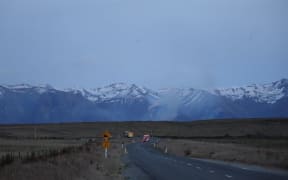 Lake Ohau road closure, fire front visible in the hills.