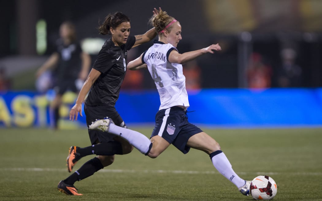 Becky Sauerbrunn uit de VS en Amber Hearn uit Nieuw-Zeeland, Ohio, 2013.