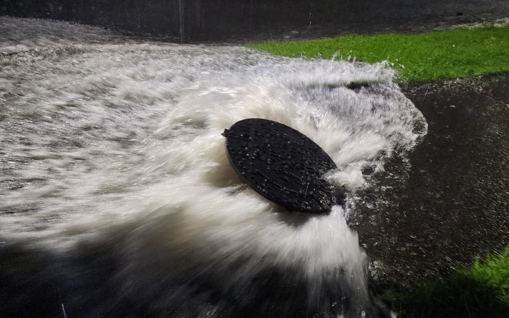 Una alcantarilla en Meela Road en Sandringham lucha por contener las inundaciones el 1 de febrero.