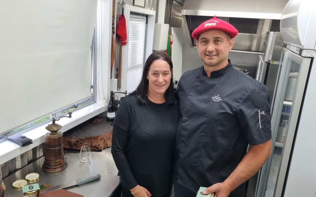 Julie et Mikira Te Wata sont tombés amoureux de la cuisine française.