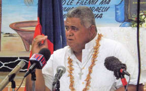 Laauli ale Malietoa Leuatea Polataivao speaking to reporters in Samoa.