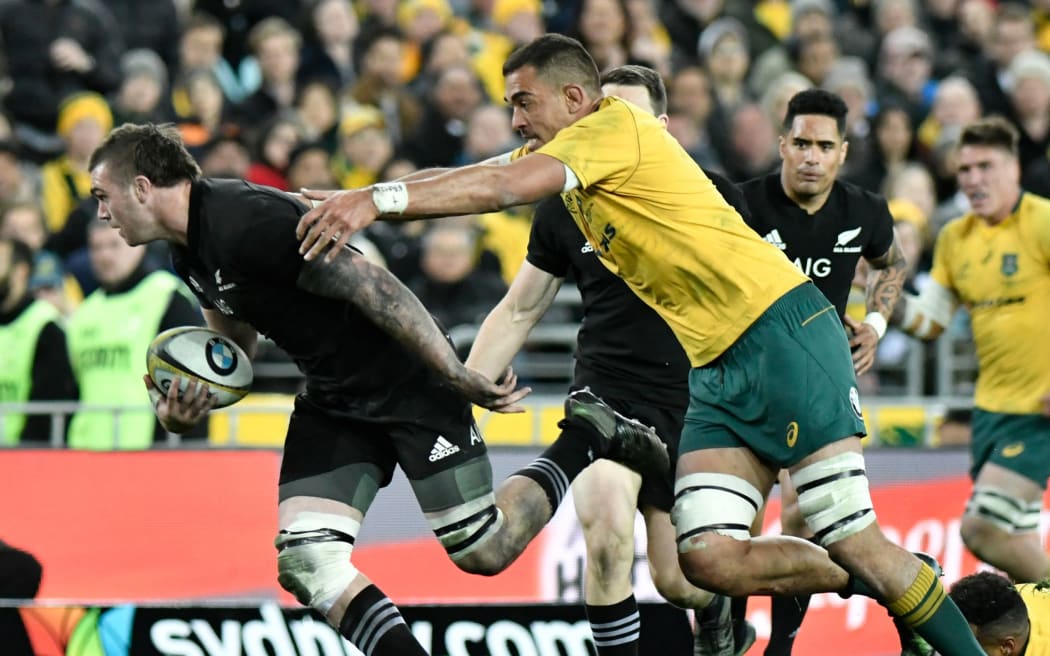 Wallabies lock Rory Arnold chasing All Blacks flanker Liam Squire