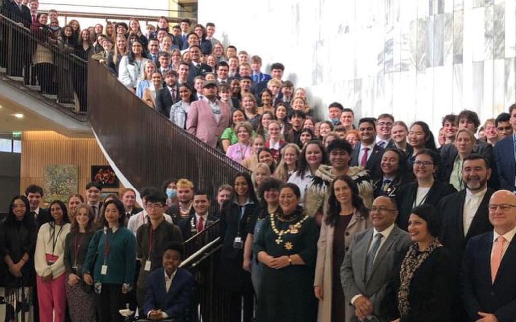 Prime Minister criticised for crowded, maskless photo | RNZ News