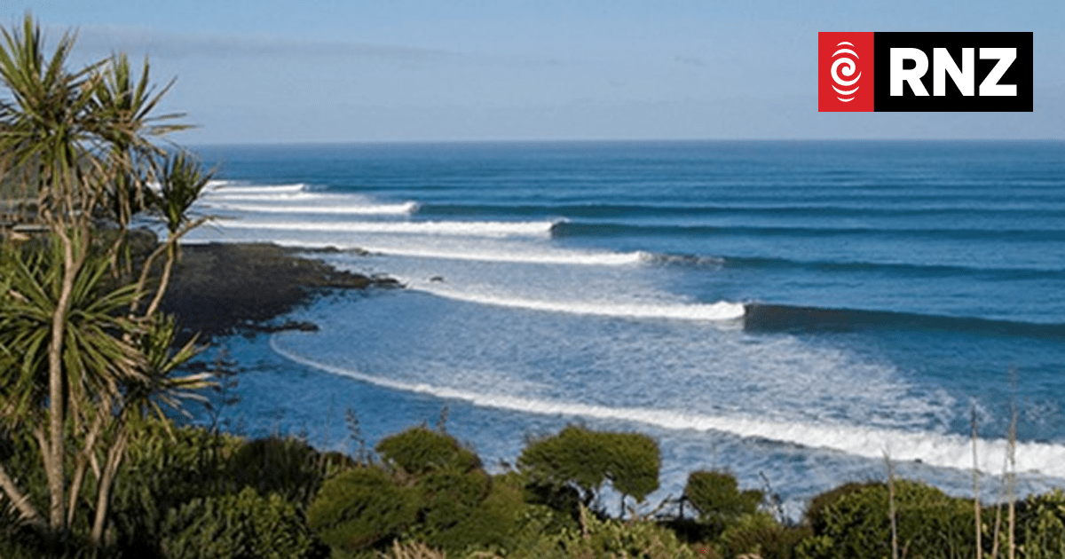 One dead, one missing after swept off rocks at Raglan - Vimarsana News