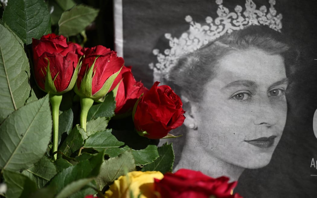 Kraliçe II. Elizabeth'in 96 yaşında vefatından iki gün sonra, iyi dilekler tarafından bırakılan çiçekler.