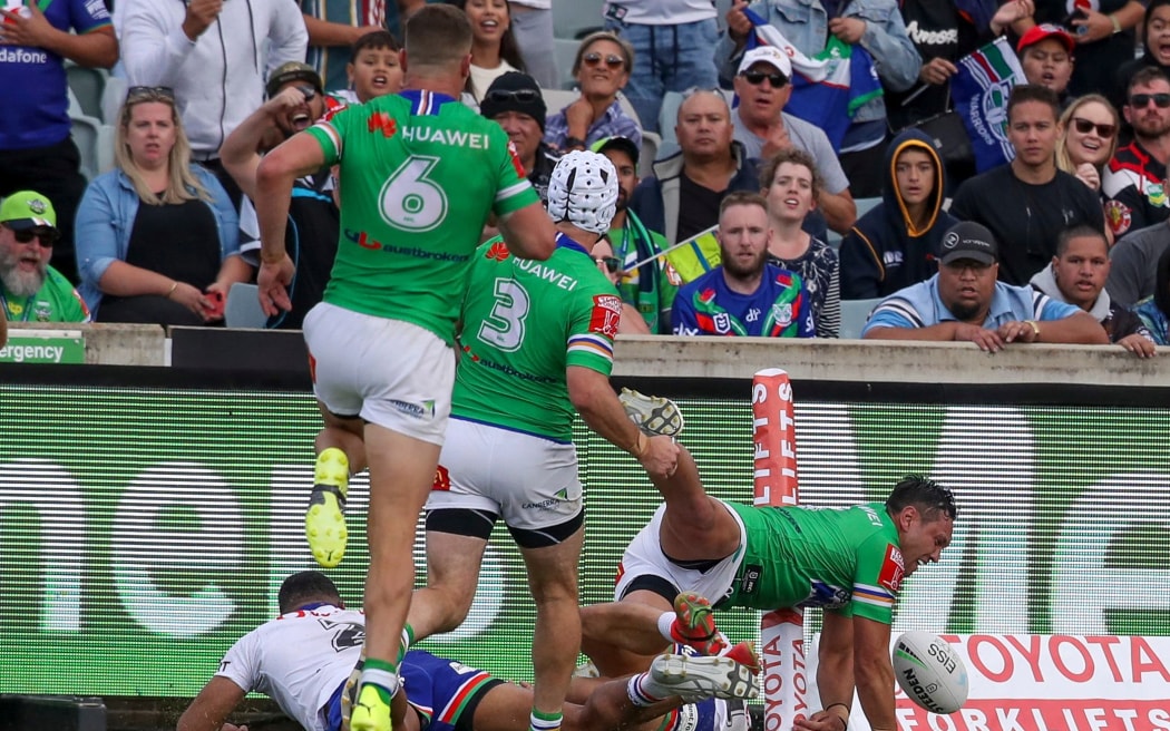 Jordan Rapana drops the ball over the line in a try-saving  tackle from Roger Tuivasa-Sheck.