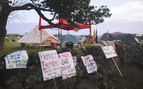 Protest banners at Ihumatao