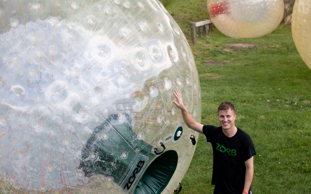 Downhill gigantische opblaasbare bal rollende attractie Zorb in Rotorua