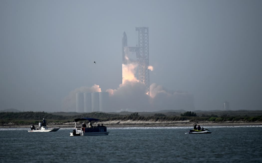 2023年4月20日，SpaceX星际飞船在德克萨斯州博卡奇卡的星际基地进行飞行测试时从发射台起飞。