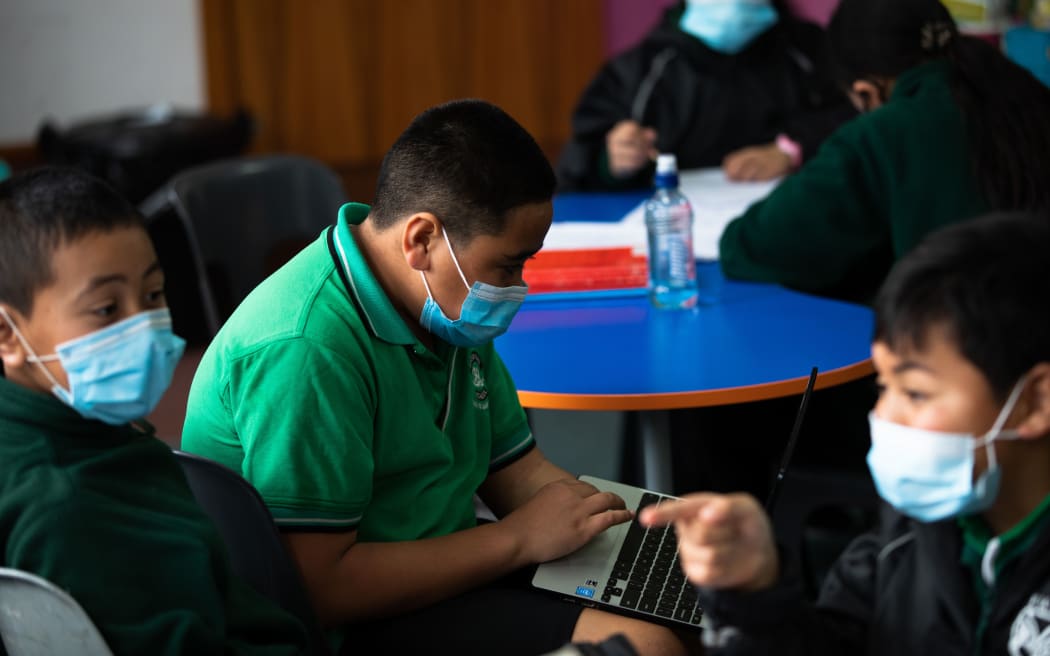 A group of Auckland school children wearing their face masks.