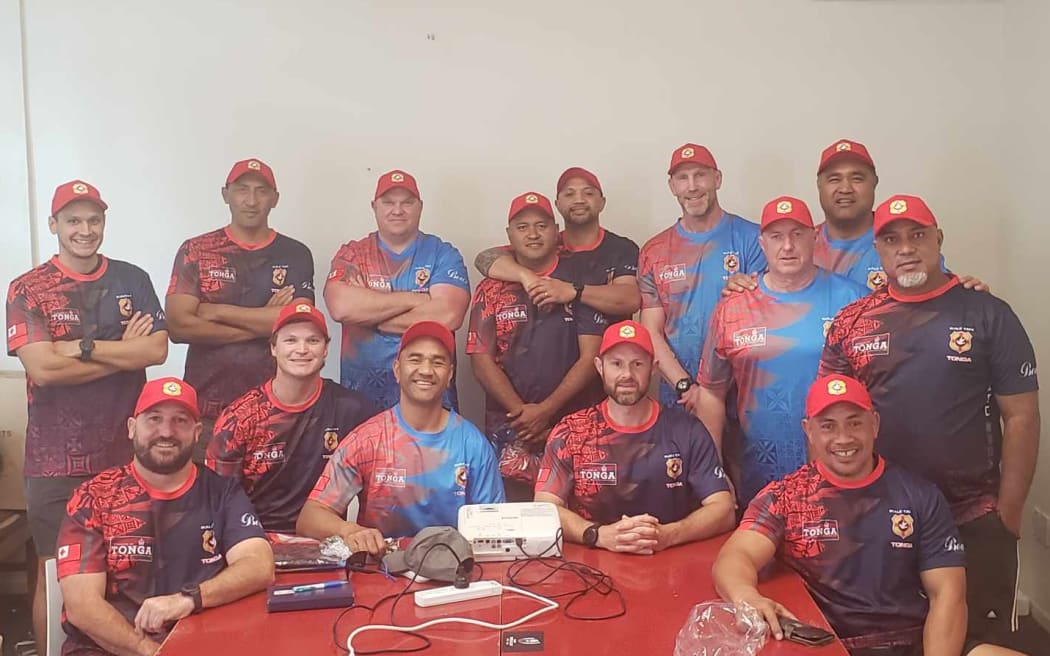 El entrenador de Ikali Tahi, Tutay Kefu, y su personal se preparan para la llegada y el campamento del equipo en Tonga, julio de 2023.