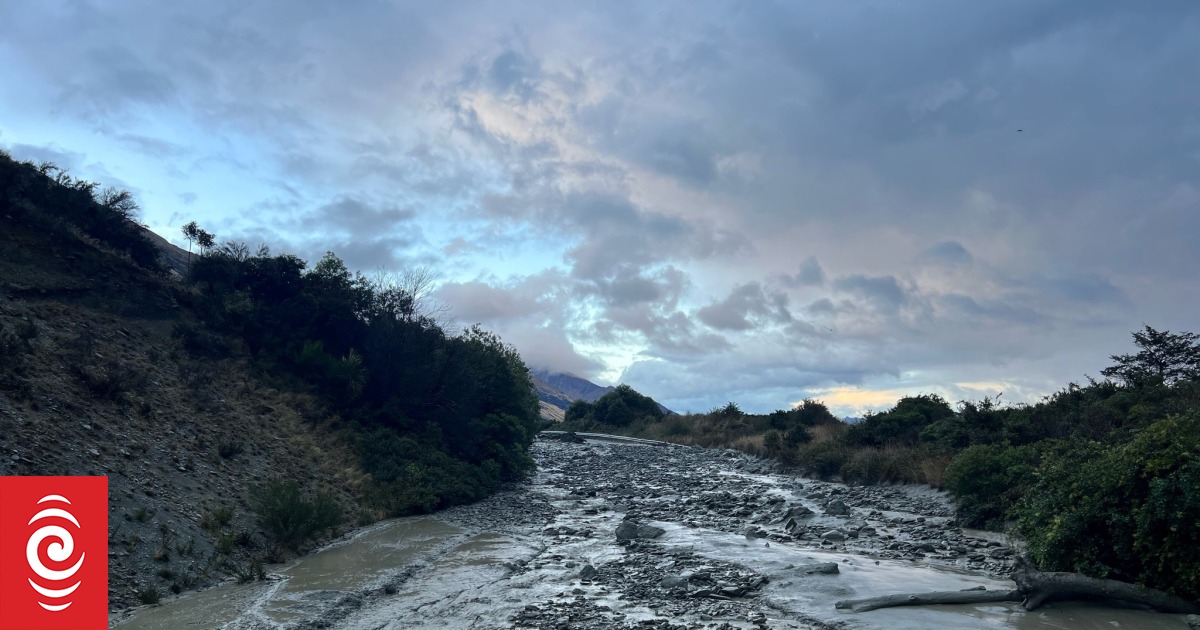Lightning strike knocks out power in Queenstown RNZ News