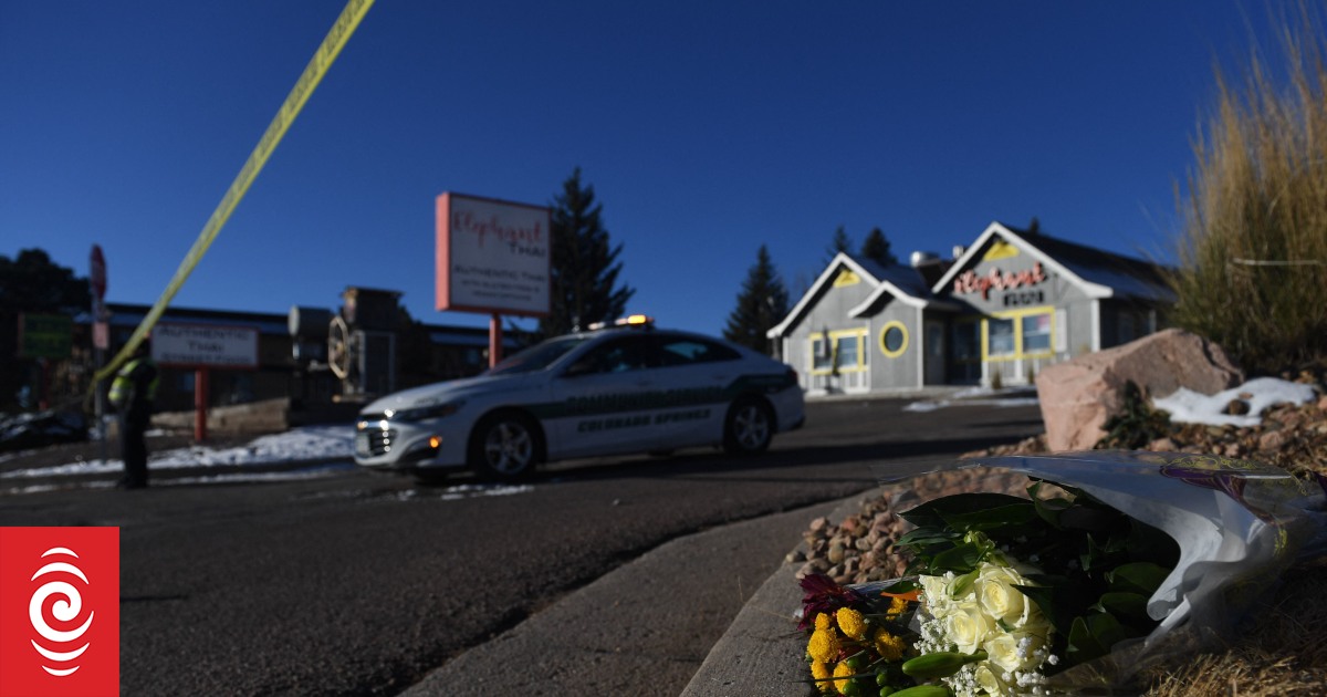 Clubgoers, Colorado Springs eşcinsel gece kulübünde beş kişiyi öldüren bir tetikçiyi tutukladı.