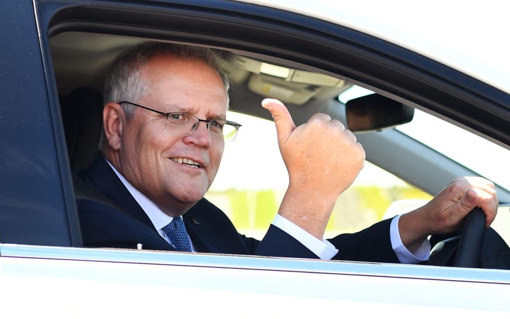 2021 年 11 月 9 日，在政府启动未来燃料战略后，澳大利亚总理斯科特·莫里森驾驶一辆氢动力汽车在墨尔本的丰田测试跑道上行驶。 （威廉·韦斯特/法新社摄）