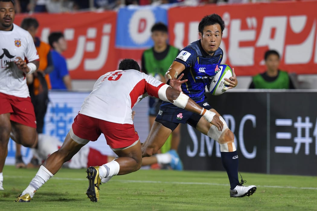 Kenki Fukuoka of Japan runs past David Halaifonua of Tonga to score his side's fifth try during the Pacific Nations Cup match between Japan and Tonga at Hanazono Rugby Staidum on August 3, 2019 in Higashiosaka, Osaka, Japan.