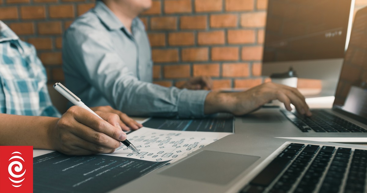 Raport Office of Education Review mówi, że pandemia Covid-19 nadal szkodzi ocenom uczniów