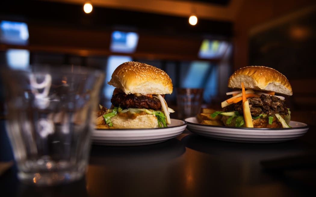 Wszyscy jedzą burgera WOAP