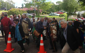 Visitors arriving at the Ngāi Tahu biennial hui a iwi in Dunedin. Among the crowd is Tā Mark Solomon wearing a korowai to the left.