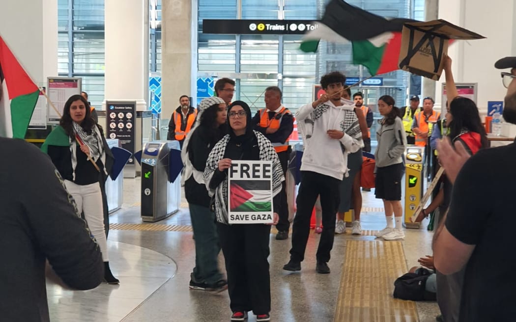 2023 年 11 月 10 日，奥克兰 Britomart 火车站的亲巴勒斯坦示威者。