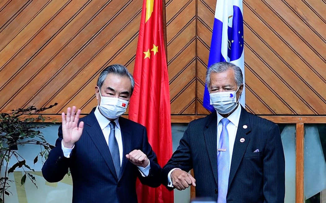 This handout photo taken and released by the Pacific Islands Forum on May 29, 2022 shows Secretary-General of the Pacific Islands Forum Henry Puna (R) and Chinese Foreign Minister Wang Yi (L) posing for photographs during their meeting in Fiji's capital city of Suva. (Photo by Handout / Pacific Islands Forum / AFP) / RESTRICTED TO EDITORIAL USE - MANDATORY CREDIT "AFP PHOTO / Pacific Islands Forum - NO MARKETING NO ADVERTISING CAMPAIGNS - DISTRIBUTED AS A SERVICE TO CLIENTS - NO ARCHIVE