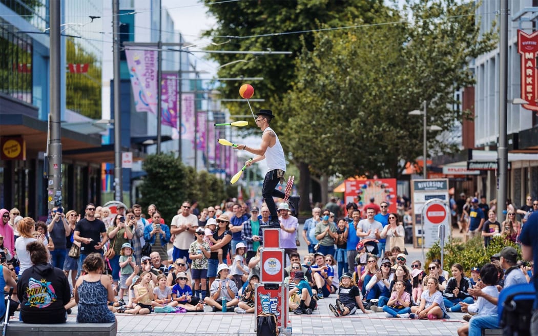 Comic juggler Paul Klaass entertains the crowds in 2021.