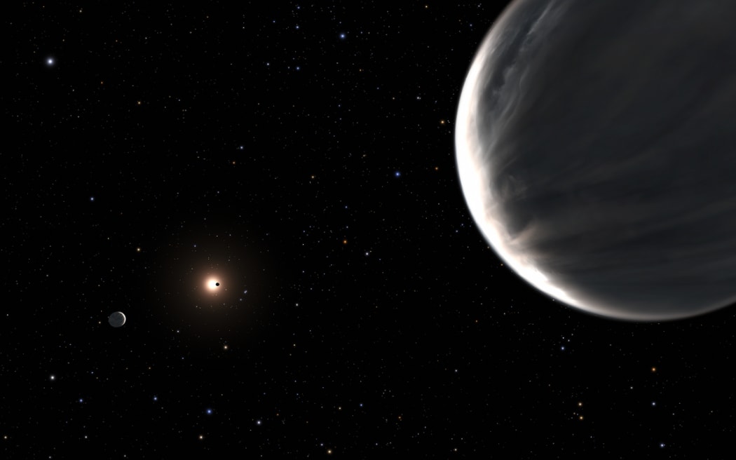 En esta ilustración, el exoplaneta Kepler-138 d está en primer plano y Kepler-138 c está a la izquierda.