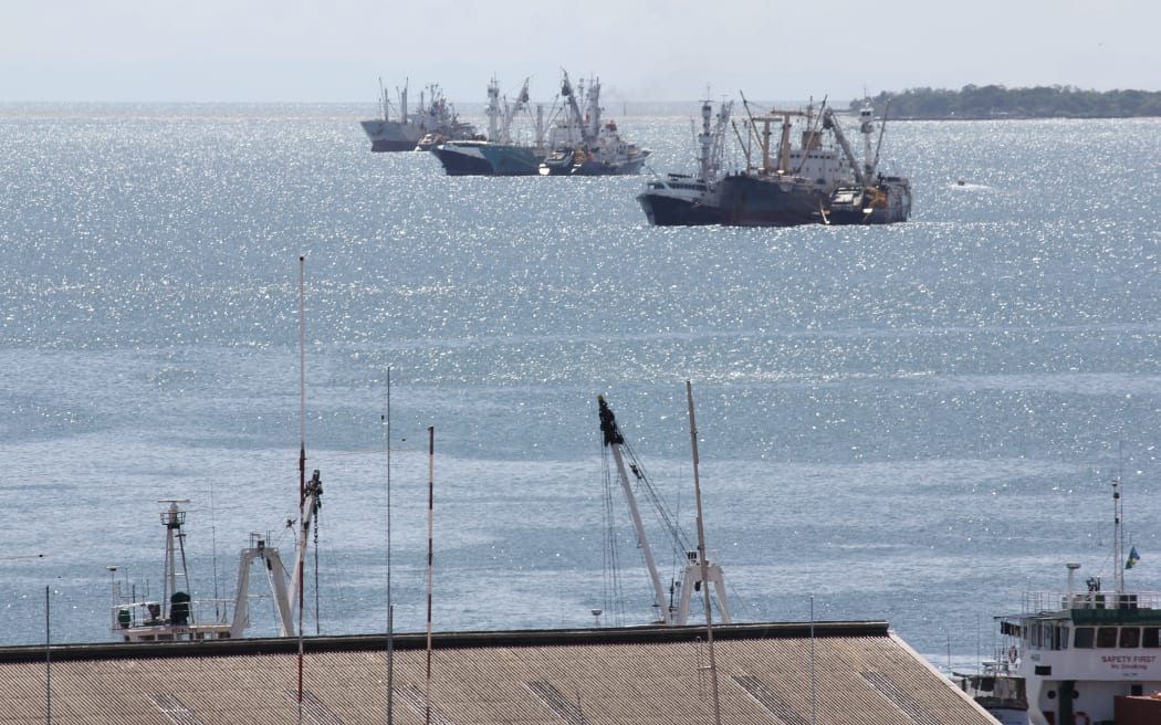 เรือประมงจอดทอดสมออยู่ในท่าเรือ Point Cruz ซึ่งเป็นศูนย์กลางการขนถ่ายที่สำคัญสำหรับการประมงปลาทูน่าในมหาสมุทรแปซิฟิก  โฮนีอารา หมู่เกาะโซโลมอน 3 เมษายน 2555